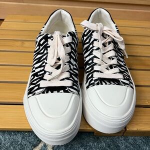 DKNY York lace up low top sneakers Women's size 8